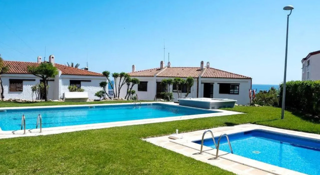 Villa Jo - stunning front line beach house., Забронировать Вилла Отели El Baix Ebre с бассейном, Бассейн