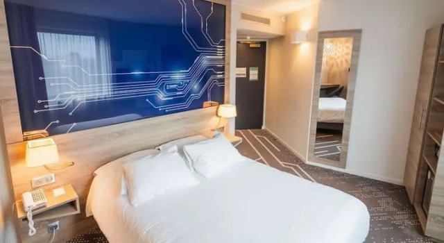Кровать в общем номере Mercure Poitiers Site du Futuroscope