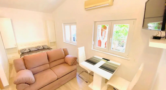 LOKY - sunny studio house 150m from sea with pool, Reserva ahora Apartamento Hoteles en Pula con piscina, Piscina