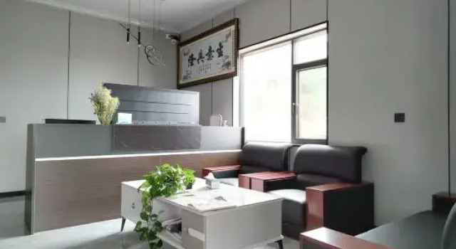 hong tu di  zhang jia da yuan  homestay, Rezerwuj Hotel Hotele w Kunming z parkingiem, Parking