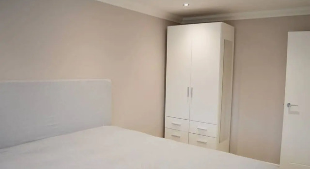 Newly Renovated Modern Family Home, Забронировать Отель Отели Манчестера с парковкой, Парковка