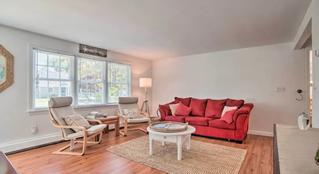 1 Mi to Beach Home with Deck and BBQ in East Falmouth, Réserver Hôtel Falmouth Cap Cod