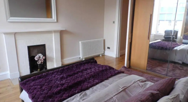 WEST END - Stunning, spacious, 3 bedroom, main door flat with private parking, Забронировать Отель Отели Glasgow & The Clyde Valley с парковкой, Парковка