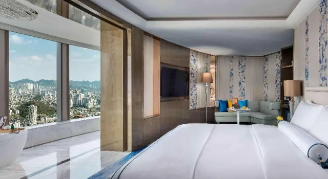 Полулюкс с балконом и с видом на реку Sofitel Guiyang Hunter