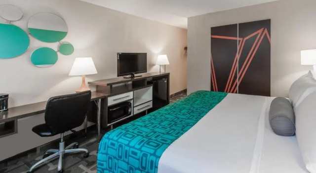 Номер Standard Howard Johnson by Wyndham Romulus Detroit Metro Airport