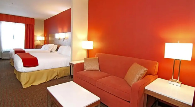 Четырёхместный люкс Holiday Inn Express and Suites Calgary University by IHG