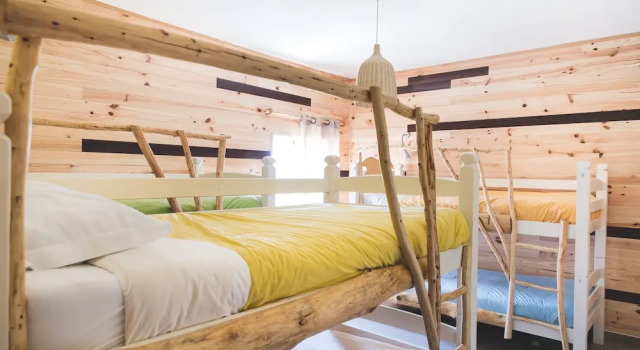 Кровать в общем номере с 2 комнатами Good Feeling Hostel & Guest House