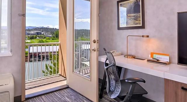 Номер Standard с балконом Hilton Garden Inn Bend