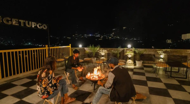 The Hosteller Old Manali, Manu Temple, Забронировать Хостел Недорогие отели штата Химачал-Прадеш, недорого