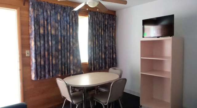 Четырёхместный номер Standard с 3 комнатами Golden Rail Motel