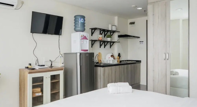 Compact and Monochrome Studio Room Bintaro Icon Apartment, Prenota Appartamento South Tangerang 