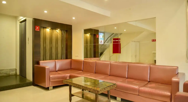 OYO 4448 Hotel Suresh Plaza, Забронировать Отель Отели штата Махараштры 3 звезды, 3*