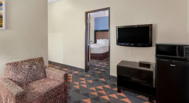 Четырёхместный номер Standard c 1 комнатой с балконом Days Inn by Wyndham Mackinaw City - Bridgeview Area
