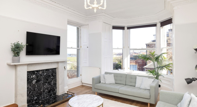 Коттедж Detached House with Sea Views & Parking