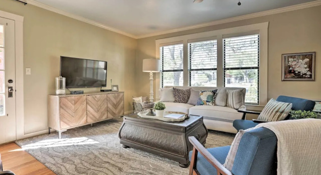 Fredericksburg Cottage w/ Grill - Walk to Main St!, Забронировать Дом для отпуска Фредериксберг Texas Wine Country, рядом с Театр Rockbox