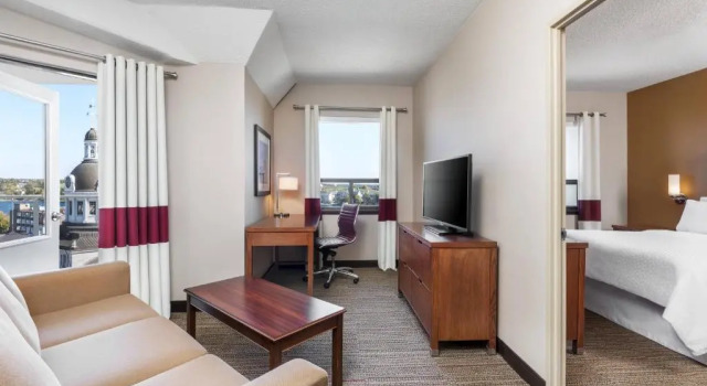 Полулюкс Kingston Marriott Hotel