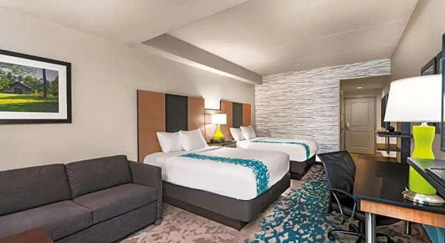 Четырёхместный номер Executive La Quinta Inn & Suites by Wyndham Cleveland near Lee Univ