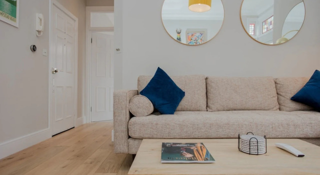Modern 3 Bedroom Flat in West Hampstead, Забронировать Отель Отели Большого Лондона с парковкой, Парковка