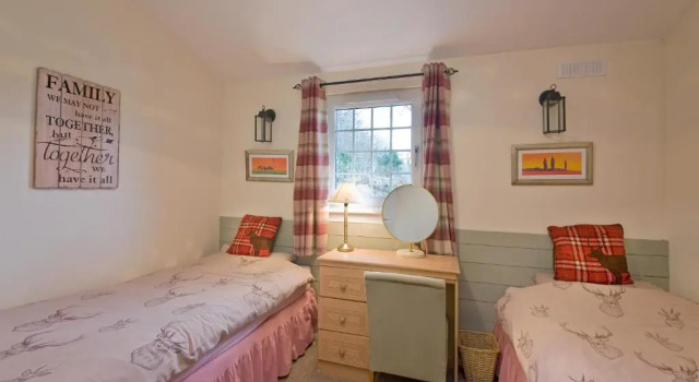 Appin Holiday Homes - Lodges, Shepherds Hut and Train Carriage stays, Забронировать Отель Аппин Аргайл и Бьют