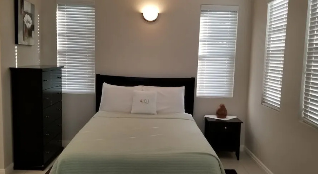 Апартаменты Luxury c 1 комнатой с балконом New Kingston Guest Apartment at Eight