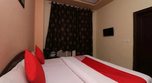Oyo 30740 Hotel Gurudham Vrindavan