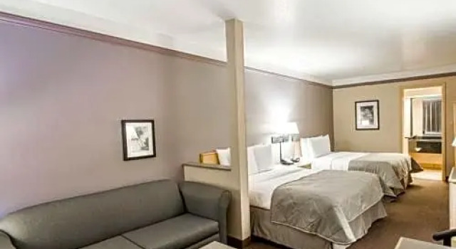 Четырёхместный люкс с видом на бассейн voco Kissimmee Orlando by IHG
