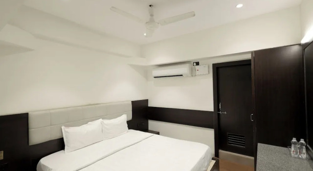 Номер Economy Hotel Shagun, Piplod City Centre Surat
