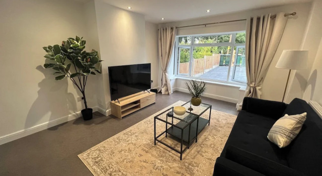 4 Beds House Coventry Sleep 7 With 3parking Spaces, Забронировать Дом для отпуска Коттеджи Ковентри, Коттедж