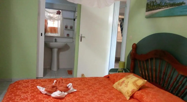 Bungalow with sea view in Deshaies, Rezerwuj Hotel Hotele w Basse-Terre z parkingiem, Parking