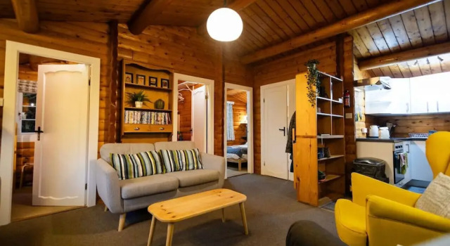 Rural 3 Bed Log Cabin Getaway, Rezervați Casă de vacanță Bronaber Glamorgan
