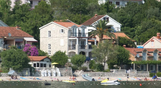 Коттедж Spacious Family 4BR Seaside House, Fantastic Sea Views, 20 Meters to Beach
