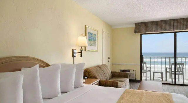 Номер Standard Days Inn by Wyndham Daytona Oceanfront