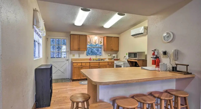 Коттедж с 2 комнатами Secluded Bryson City Home w/ Deck, Steps to Creek!