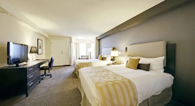 Четырёхместный номер Superior с красивым видом из окна Coast Kamloops Hotel & Conference Centre