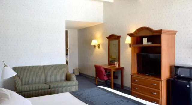 Двухместный люкс с балконом Travelodge by Wyndham Milwaukee