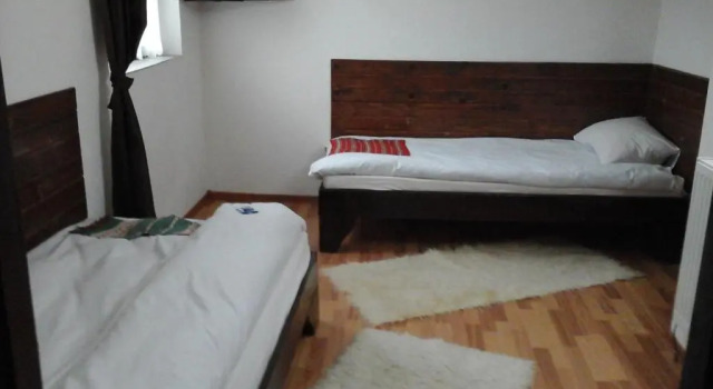 Casa Piscul Lupului, Rezerwuj Hotel Hotele w Carpathians - Romania z parkingiem, Parking