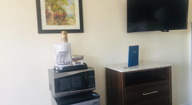 Четырёхместный номер Standard Dolphin Cove Motel
