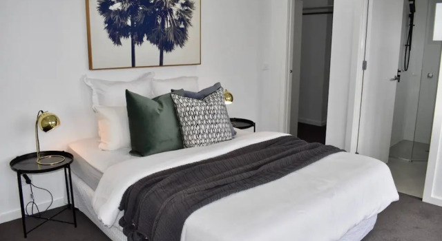 Brand New 2 Bed Apartment with Stunning City Views, Book Apartment Melbourne 