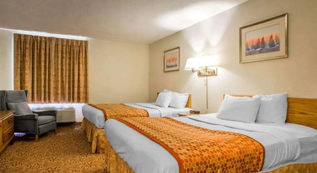 Standard Vierer Zimmer mit Poolblick University Inn & Suites