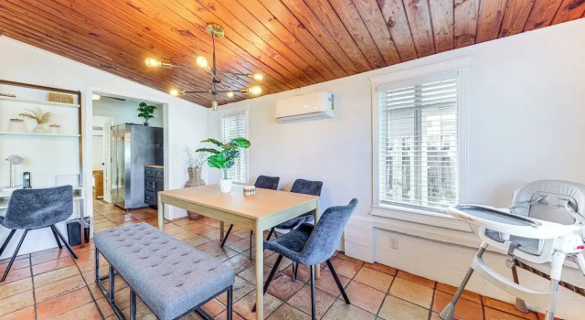 5 Mi to Las Olas Beach! Bright Home w/ Fenced Yard, Забронировать Дом для отпуска Отели Форт-Лодердейл с парковкой, Парковка