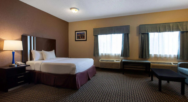 Двухместный люкс Luxury Ramada by Wyndham Glendale Heights/Lombard