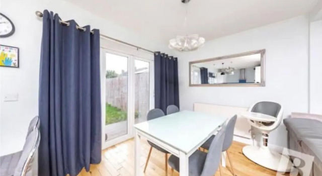 Stunning 4-bed House in Gidea Park, Varaa Lomakoti Mökit kohteessa Merseyside, Mökki