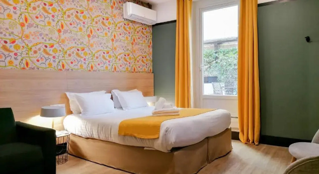 Двухместный номер Superior с балконом Hôtel de France, un hôtel AMMI