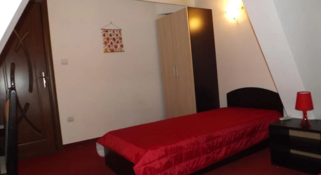 Hostel Rayska Yabalka, Забронировать Хостел Отели Варны с парковкой, рядом с Комплекс Приморский, Парковка