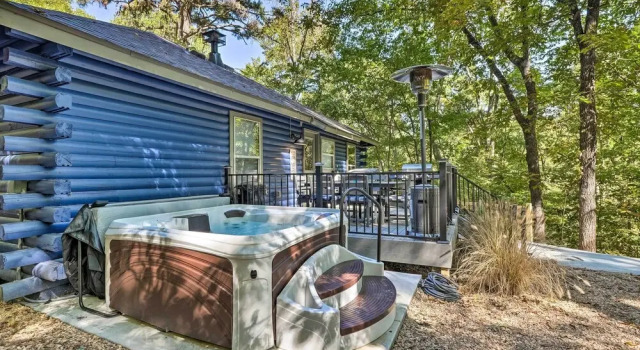 Secluded Table Rock Lake/branson Cabin w/ Hot Tub!, Boek Hotel Hotels in Coney Island met parkeren, Parkeren