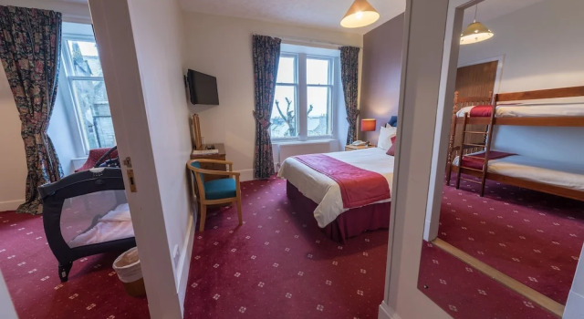 Четырёхместный семейный номер Standard с видом на город Pentland Hotel