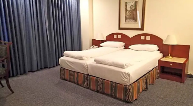 Standard- tredobbelt værelse med byudsigt Ambassador Hotel