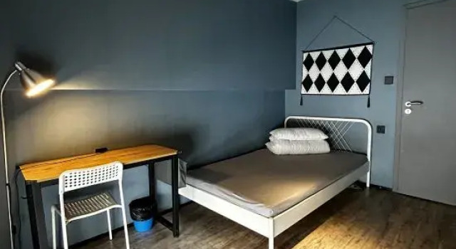 Кровать в общем номере (мужской номер) Liangzhu Homestay (Urumqi Zhongyinggong Subway Station)