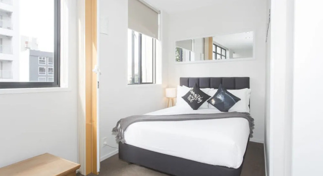 TOWNY - Central Character Apartment - 2 Bedrooms, Забронировать Апартаменты/квартира Отели Окленда с парковкой, рядом с Парк Окленд-Домен, Парковка