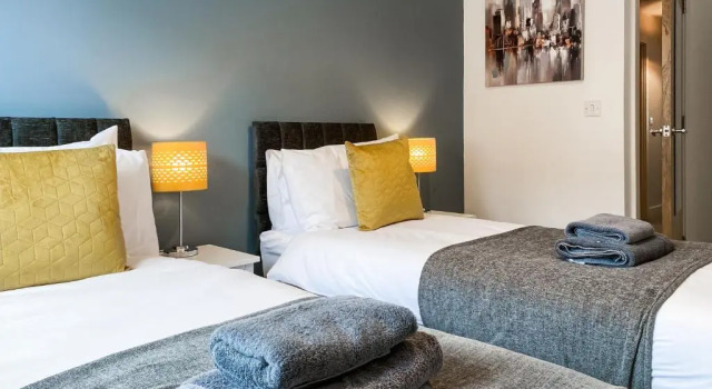 The Chaucer - Modern 3 Bed Home with parking close to city centre